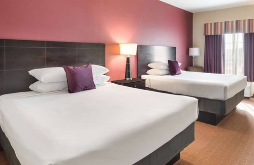 Saint Landry Hotel | Experience Comfort in Bunkie! 3 Units Perfect for Groups, Outdoor Pool!