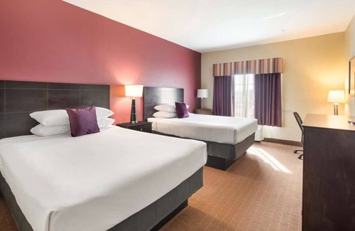 Saint Landry Hotel | Experience Comfort in Bunkie! 3 Units Perfect for Groups, Outdoor Pool!