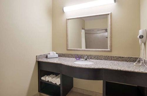 Saint Landry Hotel | Experience Comfort in Bunkie! 3 Units Perfect for Groups, Outdoor Pool!