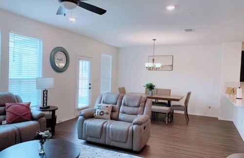 Georgetown House | Experience fun at Kalahari, just a 15-min drive away