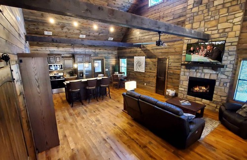 Broken Bow Cabin | Experience luxury, excitement, and romance in this cabin with a hot tub. 💖🔥