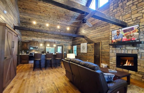 Broken Bow Cabin | Experience luxury, excitement, and romance in this cabin with a hot tub. 💖🔥
