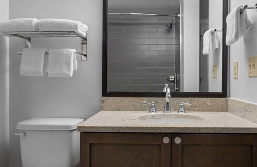 Yachting Village Resort | Experience Newport Beauty at Wyndham Newport Onshore - 1 Bedroom