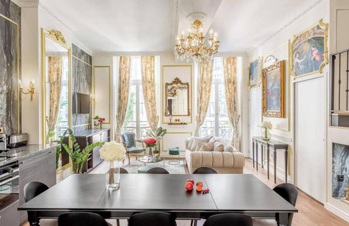 Quartier du Mail Apartment | EXPERIENCE THE BEST OF PARISIAN LIVING NEAR THE LOUVRE AT RUE D'ABOUKIR - 3 BED