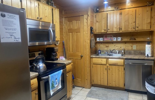 Gatlinburg - Pigeon Forge Cabin | Experience the Best of the Smoky Mountains at Our Creekside Log Cabin