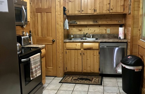Gatlinburg - Pigeon Forge Cabin | Experience the Best of the Smoky Mountains at Our Creekside Log Cabin