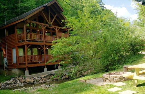 Gatlinburg - Pigeon Forge Cabin | Experience the Best of the Smoky Mountains at Our Creekside Log Cabin