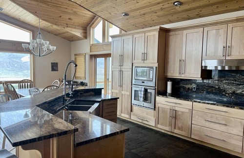 Cody House | Experience the Magic of Wapiti Valley in Luxury. Stunning Views-East Yellowstone