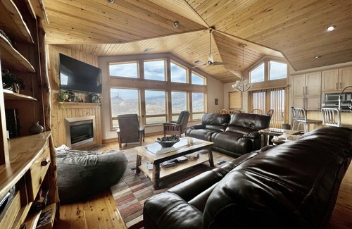 Cody House | Experience the Magic of Wapiti Valley in Luxury. Stunning Views-East Yellowstone