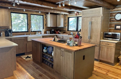 Sun Valley Cabin | Experience the tranquility and magic of Sun Valley at this Board Ranch log cabin