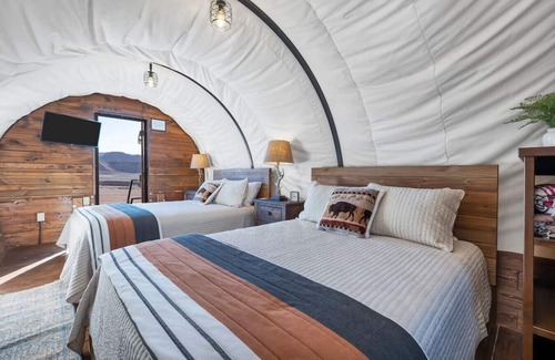 Virgin Cabin | Experience Zion in a Luxurious Western Wagon #29 15 min from Zion w/2QB & Outdoor Kitchen