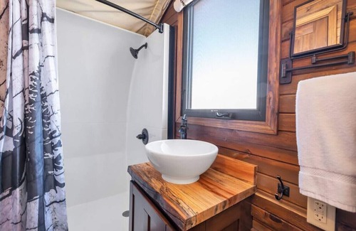 Virgin Cabin | Experience Zion in a Luxurious Western Wagon #29 15 min from Zion w/2QB & Outdoor Kitchen