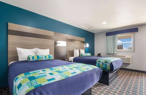 Salem Hotel | Explore Salem with 3 Relaxing Double Rooms, Free Breakfast and Parking Included!