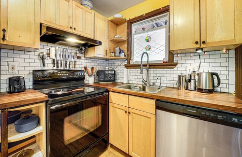 Columbia City Apartment | Explore Seattle! Charming Apt w/Private Deck