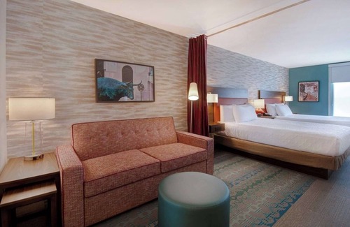 University Hotel | Explore Waco with Ease – Stay with Kitchen & Parking, Walk to Magnolia Market &