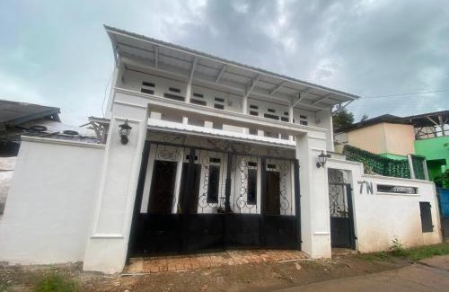 Depok Hotel | EXPRESS O 92147 Nia Residence