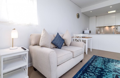 Phillip Apartment | Exquisite Apartment with BBQ and Pool, near Shops