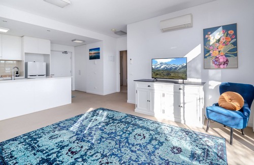 Phillip Apartment | Exquisite Apartment with BBQ and Pool, near Shops