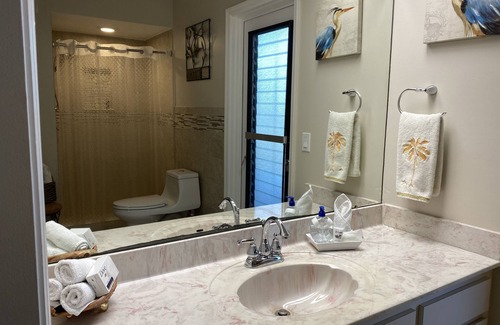 Englewood House | Exquisite Private Estate,Heated Pool and Hot Tub ,Minute to few beaches.