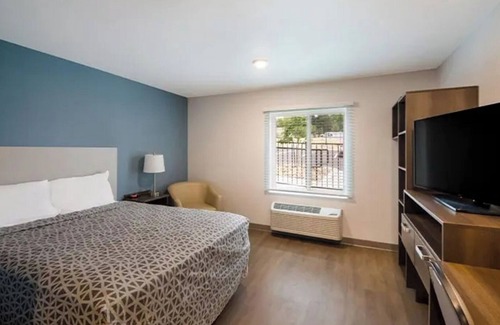 Austin Hotel | Extended Stay 3 Room Near Austin Attractions w/Full Kitchen & Ample Parking