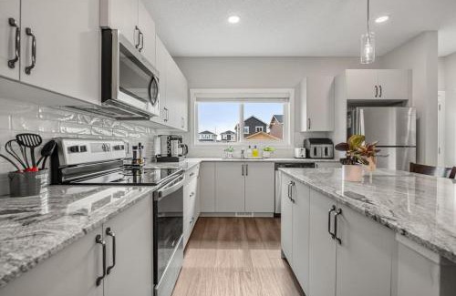 Airdrie House | Extra Large House with AC, Banff Access, Sleep 12, BBQ, 4 Bedrooms & 2 Sleeper Sofa Beds