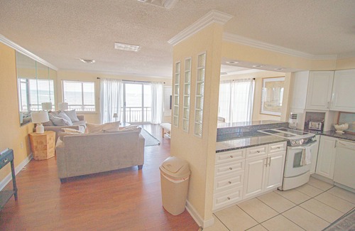 Crescent Beach Apartment | Extra-wide Balcony, Resort Pools & TikiBar, 6 Beds