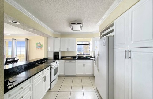 Crescent Beach Apartment | Extra-wide Balcony, Resort Pools & TikiBar, 6 Beds