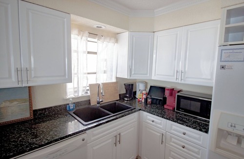 Crescent Beach Apartment | Extra-wide Balcony, Resort Pools & TikiBar, 6 Beds