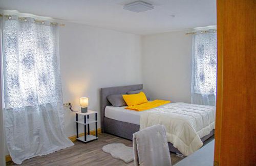 Ilsfeld House | F&F Suites Ilsfeld - 3 Zimmer OG Apartment - Zentral mit kostenfreien Privatparkplätzen und WLAN
