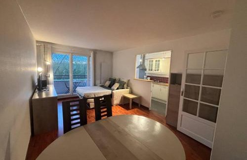 Guyancourt Apartment | F3 avec balcon 5 min gare SQY et Parking gratuit