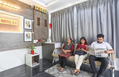 Chandkheda Hotel | FabHotel SS - Opp Vishwakarma Engineering College