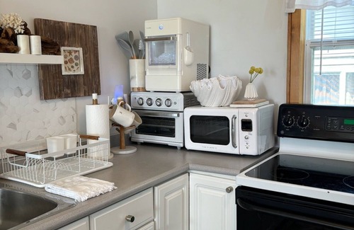 Au Gres Cottage | Fabulous 2-bedroom Lake Huron cottage in charming Au Gres + 15 mins to Tawas