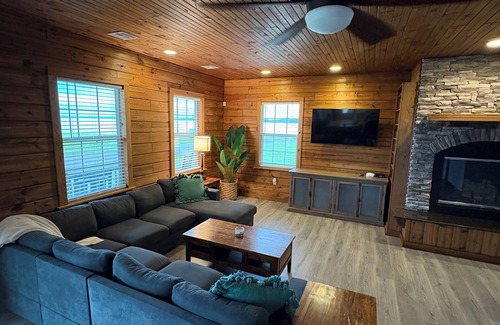 Eufaula Cabin | Fabulous 3-bedroom Lake lodge with AC in charming Eufaula