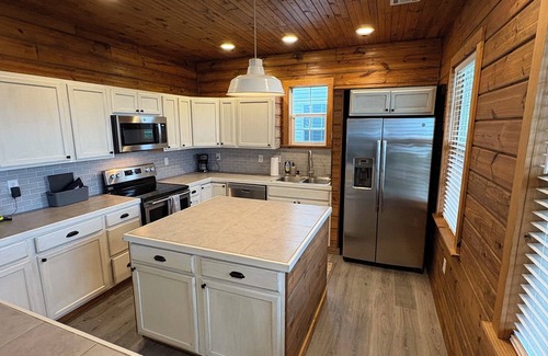 Eufaula Cabin | Fabulous 3-bedroom Lake lodge with AC in charming Eufaula