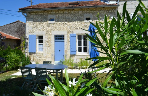 Saint-Thomas-de-Conac Cottage | Fabulous gite in a great location - adults only.