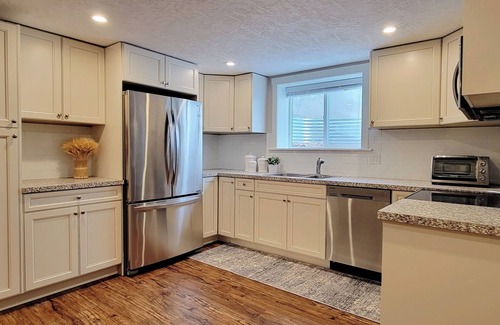 Cardston House | Fabulous multi family home next to the Cardston Temple, 30 minutes from Waterton