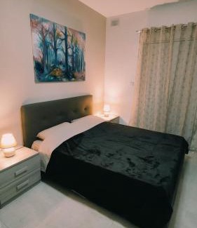 Luqa House | Fairwinds - Double Room with Ensuite - Luqa Airport - Self Check In & Out available