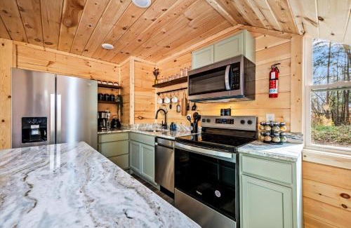 Gatlinburg - Pigeon Forge House | FALL COLORS! - Near Dollywood, Parkway, Biggest Zipline - Cozy Mountain Cabin with Hot Tub, Games, Hammock