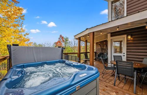 Gatlinburg - Pigeon Forge House | FALL COLORS! - Near Dollywood, Parkway, Biggest Zipline - Cozy Mountain Cabin with Hot Tub, Games, Hammock