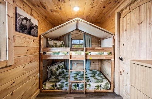 Gatlinburg - Pigeon Forge House | FALL COLORS! - Near Dollywood, Parkway, Biggest Zipline - Cozy Mountain Cabin with Hot Tub, Games, Hammock