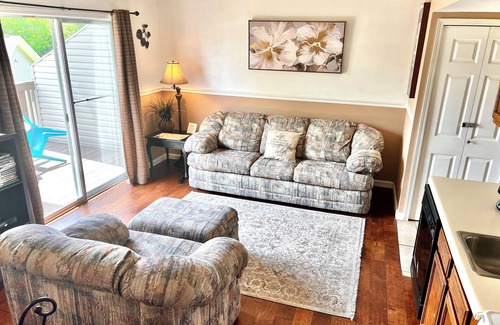 Table Rock Condo | Fall Getaway! Well cared for 2-2, great location near strip & lakes, quiet area.