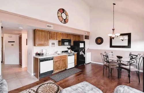 Table Rock Condo | Fall Getaway! Well cared for 2-2, great location near strip & lakes, quiet area.