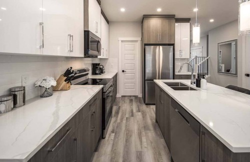 Lynnwood Ridge House | Family: 3BR w Yard, FREE Banff Pass, Wine, Netflix