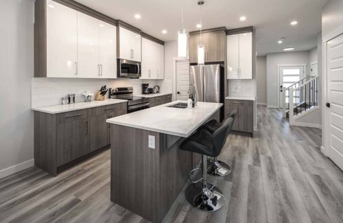 Lynnwood Ridge House | Family: 3BR w Yard, FREE Banff Pass, Wine, Netflix