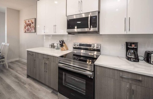 Lynnwood Ridge House | Family: 3BR w Yard, FREE Banff Pass, Wine, Netflix