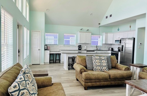 Gilchrist House | FAMILY BEACH FRONT with amazing ocean views and great loft