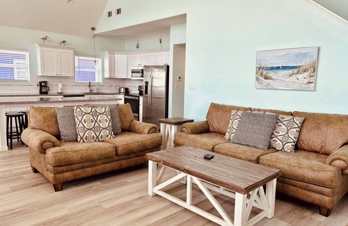 Gilchrist House | FAMILY BEACH FRONT with amazing ocean views and great loft