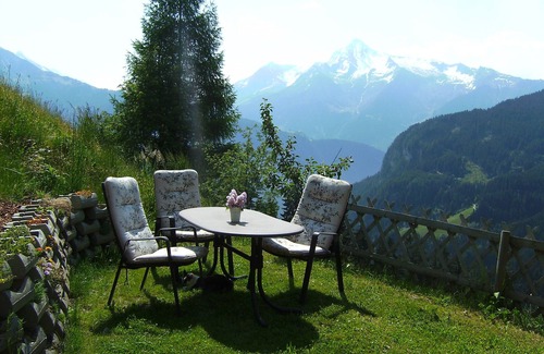 Hippach Apartment | family dwelling in the hills, skibus stops on the slope