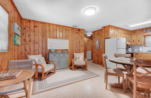 Kiska Beach House | 🌊Family Friendly-Walk to Beach-Retro Bungalow🌊