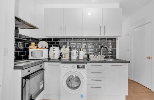 Hendon Apartment | Family friendly 1 Bd & Cute Garden, Airfryer, Rice Cooker, Free Refreshments, Winter Wonderland